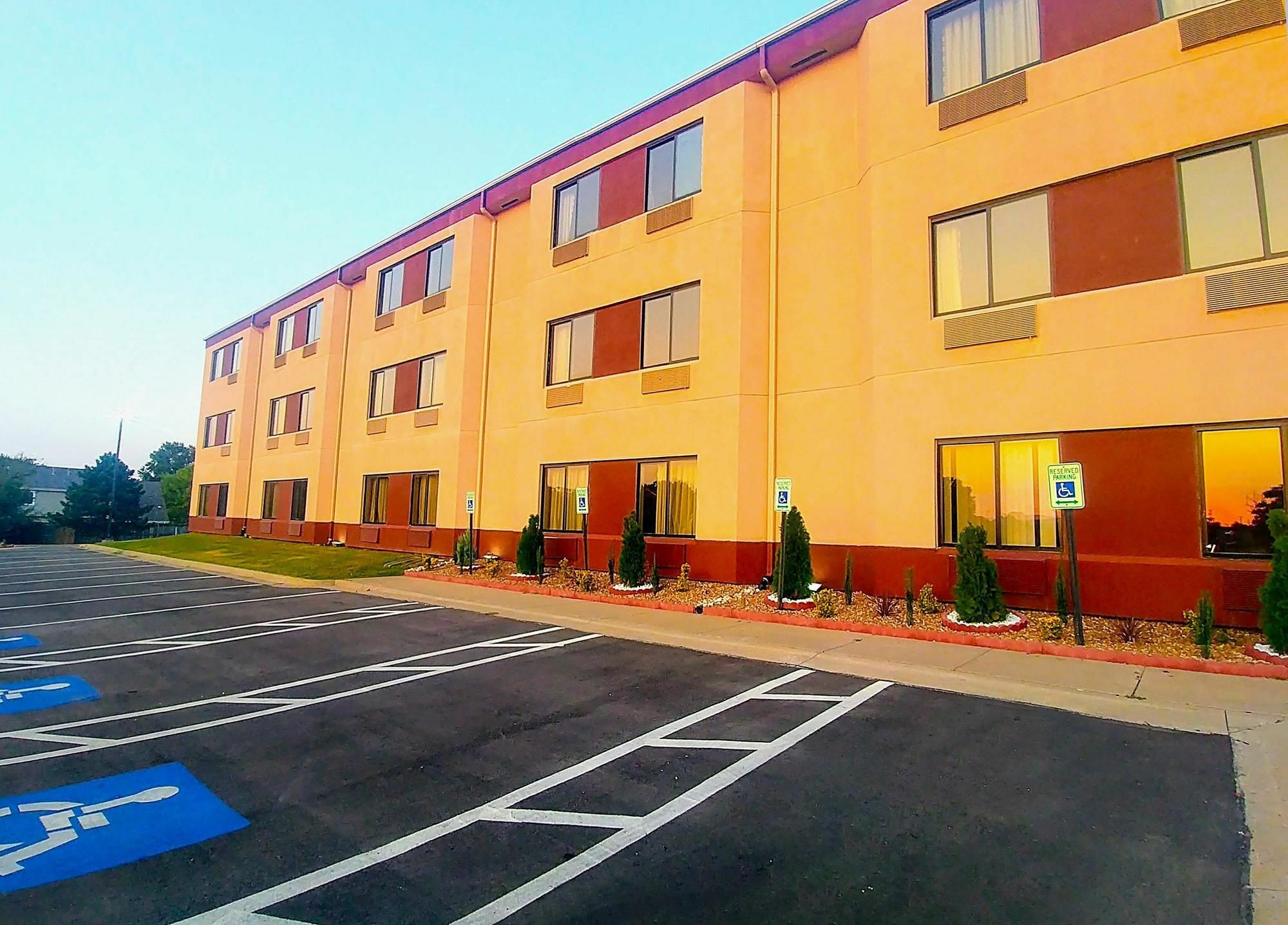 Americas Best Value Inn And Suites Lee'S Summit-Kansas City Exterior photo